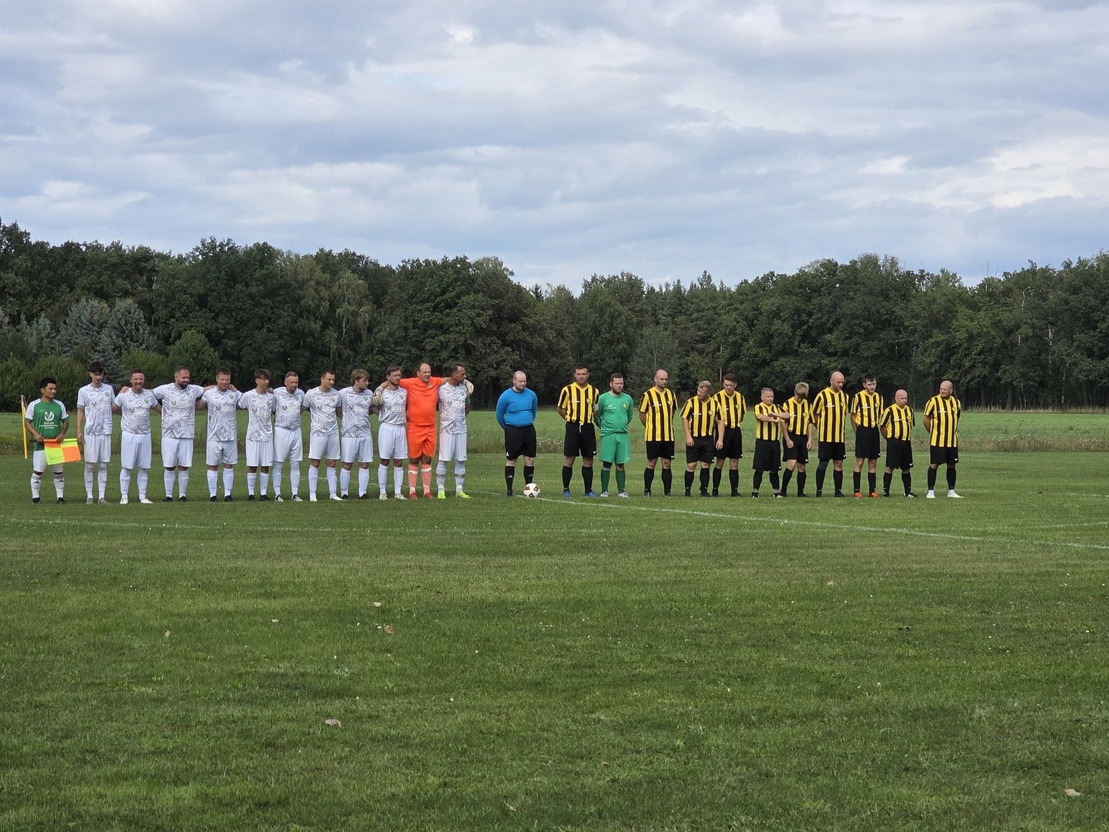 Aufstellung vor dem Spiel der zweiten Mannschaft in Schraden