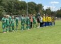 Beide Mannschaften stehen vor dem Anpfiff nebeneinander auf dem Rasen