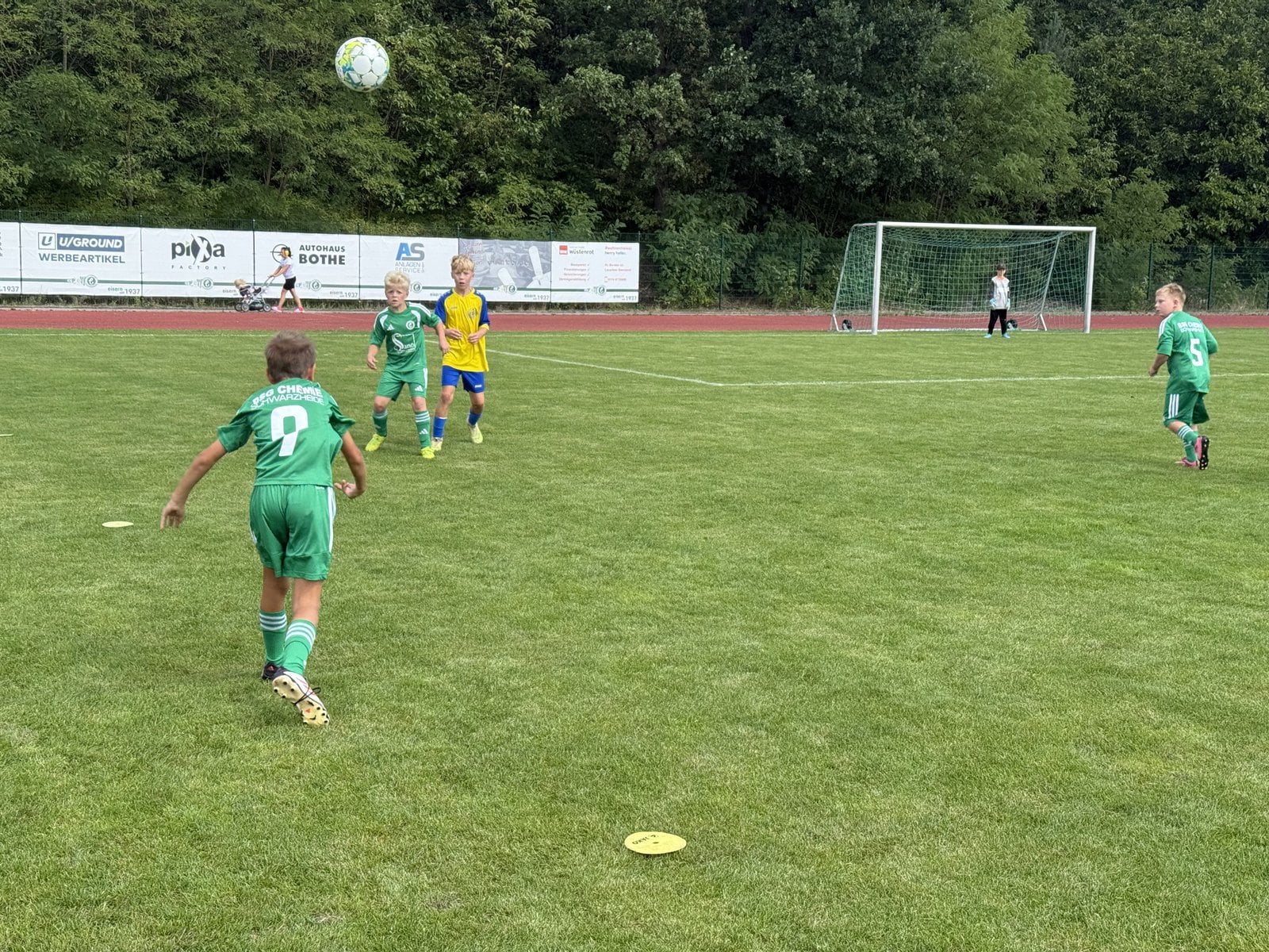 Spieler der BSG Chemie Schwarzheide spielt den Ball nach vorn