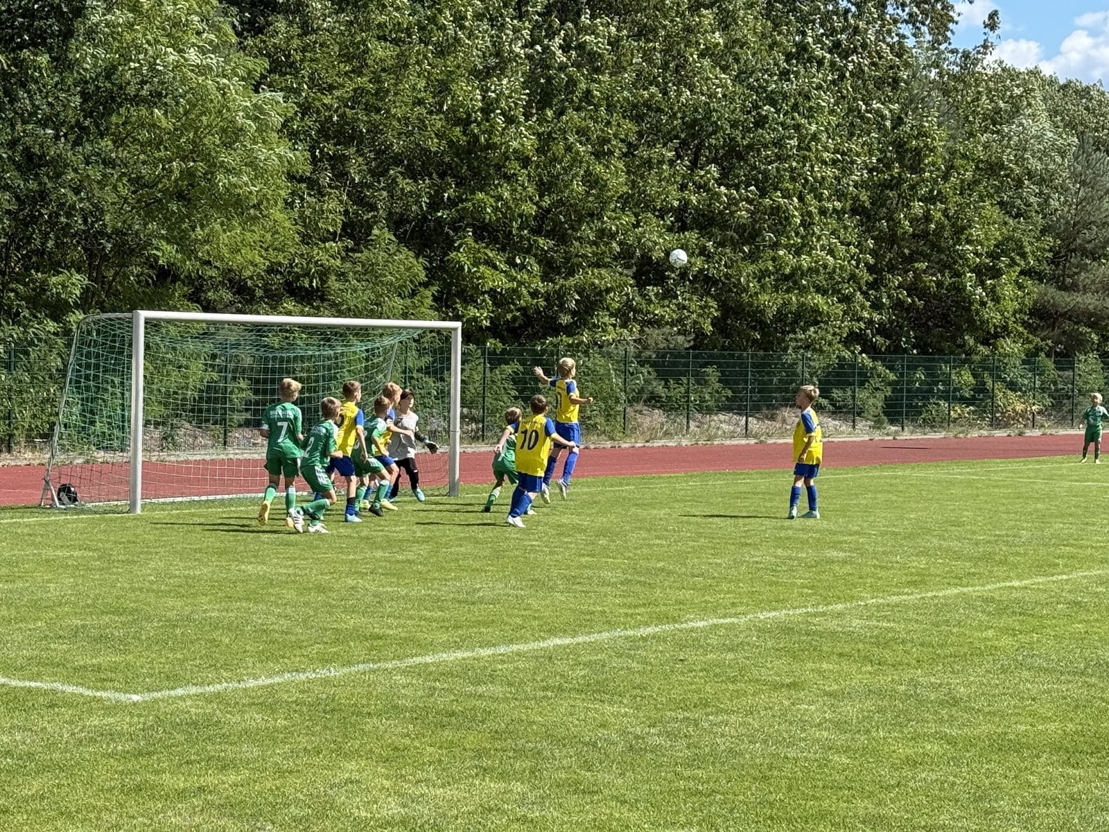 Torraumszene im Spiel der E-Junioren gegen die TSG Lübbenau 63