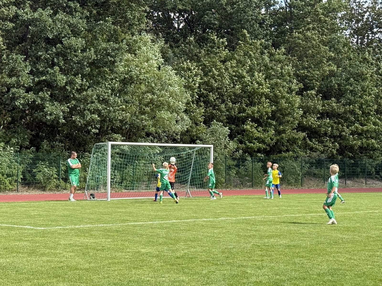Torhüter fängt den Ball im Spiel der Schwarzheider E-Junioren