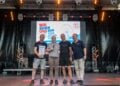 Vier Personen mit Spendenbox auf der Hauptbühne des EisenhüttenStadtfests