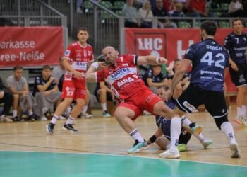 Handballer des LHC Cottbus im Angriff gegen die Abwehr von Lovosice in der Lausitz-Arena