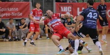 Handballer des LHC Cottbus im Angriff gegen die Abwehr von Lovosice in der Lausitz-Arena