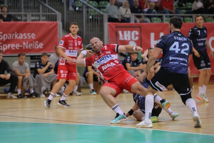 Handballer des LHC Cottbus im Angriff gegen die Abwehr von Lovosice in der Lausitz-Arena