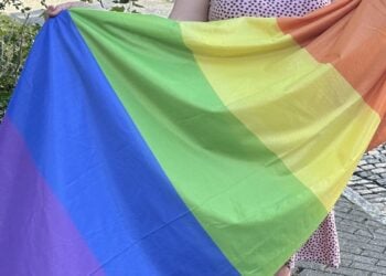 Ausgebreitete Regenbogenflagge in den Farben Violett, Blau, Grün, Gelb, Orange und Rot