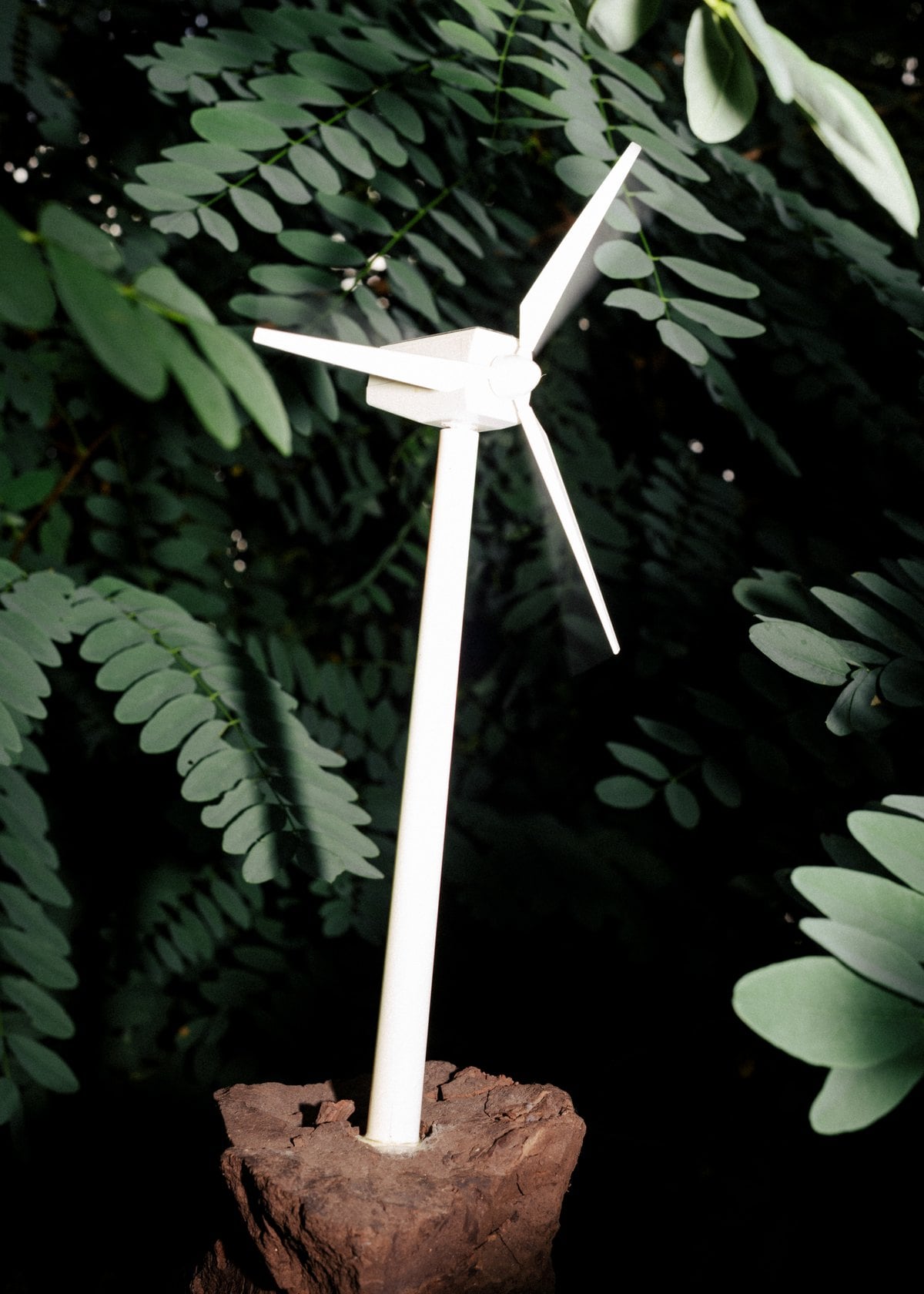 Windrad-Modell steckt in einem Stück Braunkohle