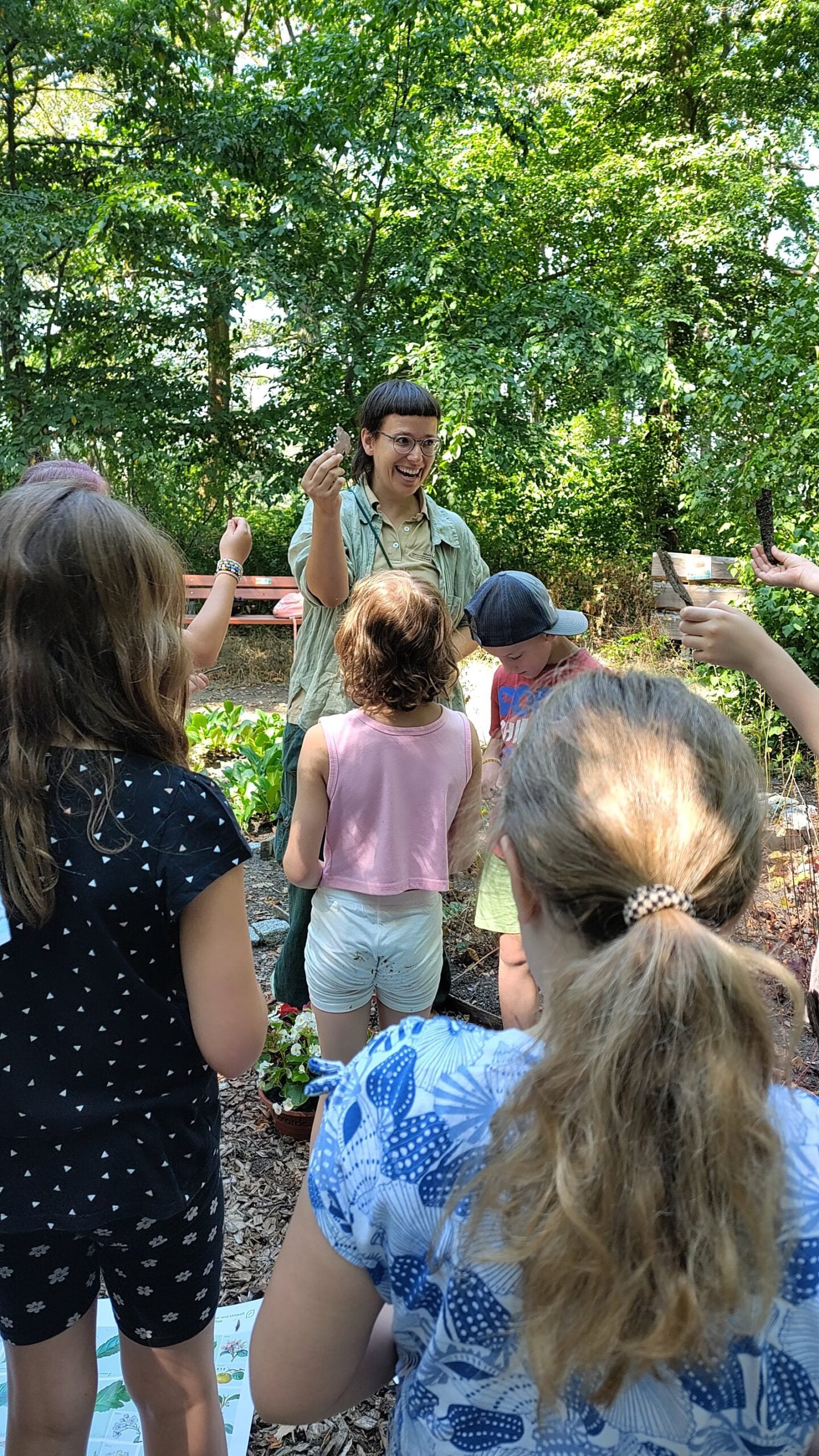 Rangerin mit Gruppe auf der Stadtsafari
