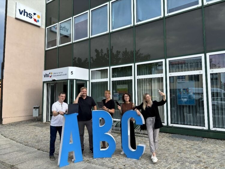 Mitarbeitende der Volkshochschule Oberspreewald-Lausitz und des Grundbildungszentrums