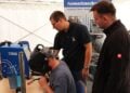 Jugendliche im Gespräch an einem Messestand der Ausbildungsmesse