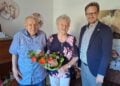 Das eiserne Paar Inge und Gerhard Mieth aus Brieske haben Bürgermeister Andreas Pfeiffer (r.) ihr Geheimnis für ein 65-jähriges Eheglück verraten. (Bild: Andrea Budich / Stadt Senftenberg)