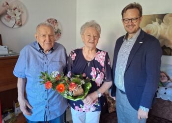 Das eiserne Paar Inge und Gerhard Mieth aus Brieske haben Bürgermeister Andreas Pfeiffer (r.)  ihr Geheimnis für ein 65-jähriges Eheglück verraten. (Bild: Andrea Budich / Stadt Senftenberg)