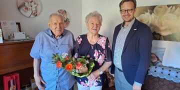 Das eiserne Paar Inge und Gerhard Mieth aus Brieske haben Bürgermeister Andreas Pfeiffer (r.)  ihr Geheimnis für ein 65-jähriges Eheglück verraten. (Bild: Andrea Budich / Stadt Senftenberg)