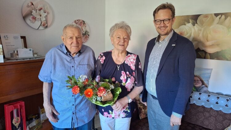 Das eiserne Paar Inge und Gerhard Mieth aus Brieske haben Bürgermeister Andreas Pfeiffer (r.) ihr Geheimnis für ein 65-jähriges Eheglück verraten. (Bild: Andrea Budich / Stadt Senftenberg)