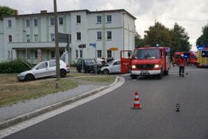 Einsatz nach Unfall in Tschernitz. Drei Autos in Crash verwickelt