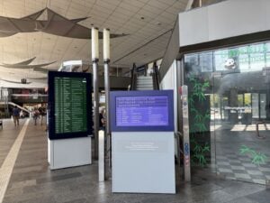 NS-Ausstellung im Cottbuser Bahnhof: Zerstörter Bildschirm ist ersetzt