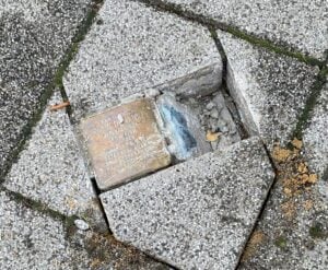 Erneut Stolpersteine in Forst beschädigt. Hinweise & Zeugen gesucht
