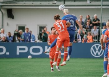 Kopfballduell zwischen einem Krieschower und einem Mainzer Spieler im DFB-Pokal