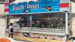 Verkaufswagen samt Waren & Bargeld von Festplatz in Burg gestohlen