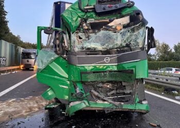 Stark beschädigte Front eines Lkw nach dem Auffahrunfall auf der A15