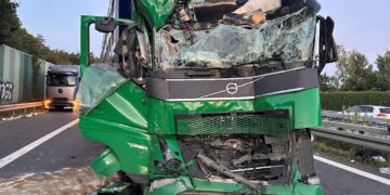 Stark beschädigte Front eines Lkw nach dem Auffahrunfall auf der A15