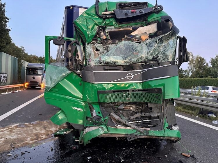 Stark beschädigte Front eines Lkw nach dem Auffahrunfall auf der A15