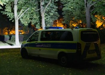 Polizeifahrzeug im nächtlichen Einsatz in Cottbus