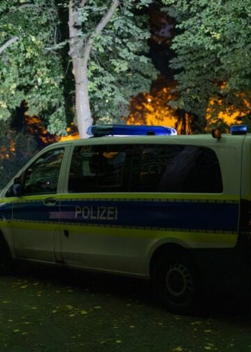 Polizeifahrzeug im nächtlichen Einsatz in Cottbus