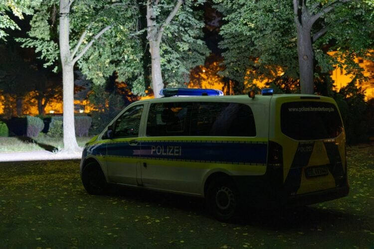 Polizeifahrzeug im nächtlichen Einsatz in Cottbus
