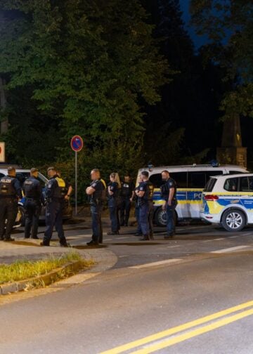 Mehrere Polizeikräfte an einer Kreuzung in Cottbus
