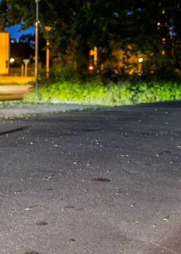 Glasscherben auf einem Parkplatz in Cottbus