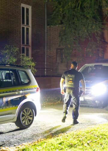 Sichergestellte Glasteile am Einsatzort in Cottbus