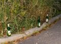 Leere Bierflaschen am Rande des Einsatzortes