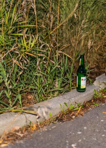 Leere Bierflaschen am Rande des Einsatzortes