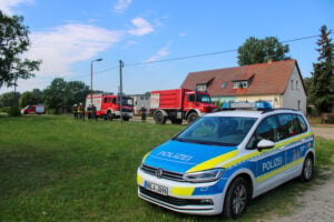 Stundenlanger Feuerwehreinsatz: Person auf Hausdach in Neu Sacro