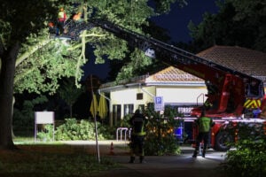 Ast stürzt auf Bäckerei in Zeesen – Feuerwehr im Einsatz