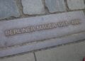 Bodenplatte im Pflaster markiert den Verlauf der Berliner Mauer von 1961 bis 1989