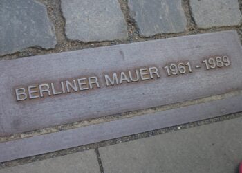 Bodenplatte im Pflaster markiert den Verlauf der Berliner Mauer von 1961 bis 1989