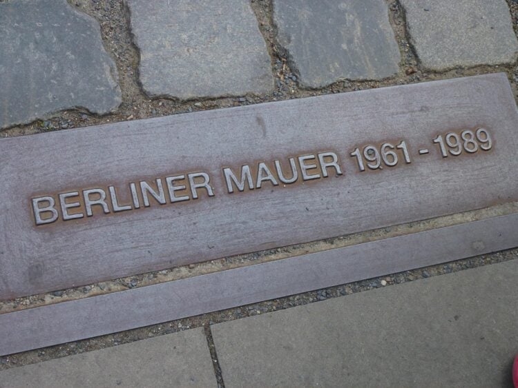 Bodenplatte im Pflaster markiert den Verlauf der Berliner Mauer von 1961 bis 1989