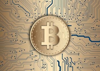 Goldene Bitcoin-Münze vor dem Muster einer Leiterplatte als Sinnbild für Blockchain