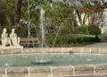 Brunnen der Jugend in Eisenhüttenstadt mit laufenden Fontänen und Steinfiguren