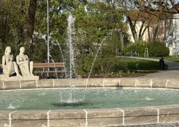 Brunnen der Jugend in Eisenhüttenstadt mit laufenden Fontänen und Steinfiguren