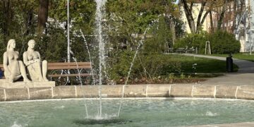 Brunnen der Jugend in Eisenhüttenstadt mit laufenden Fontänen und Steinfiguren