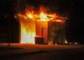 Ein Carport steht in der Nacht in Vollbrand, Funken fliegen