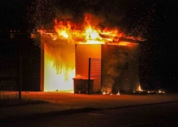 Ein Carport steht in der Nacht in Vollbrand, Funken fliegen