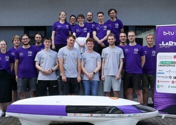 Das studentische Team Lausitz Dynamics der BTU Cottbus-Senftenberg mit seinem Energiesparmobil HydroRaycer. (Foto: Angelina Franke)