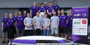 Das studentische Team Lausitz Dynamics der BTU Cottbus-Senftenberg mit seinem Energiesparmobil HydroRaycer. (Foto: Angelina Franke)
