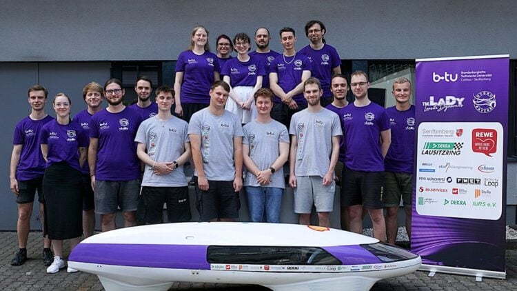 Das studentische Team Lausitz Dynamics der BTU Cottbus-Senftenberg mit seinem Energiesparmobil HydroRaycer. (Foto: Angelina Franke)