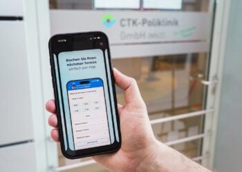 Patient bucht per Smartphone einen Termin in der CTK-Poliklinik in Cottbus