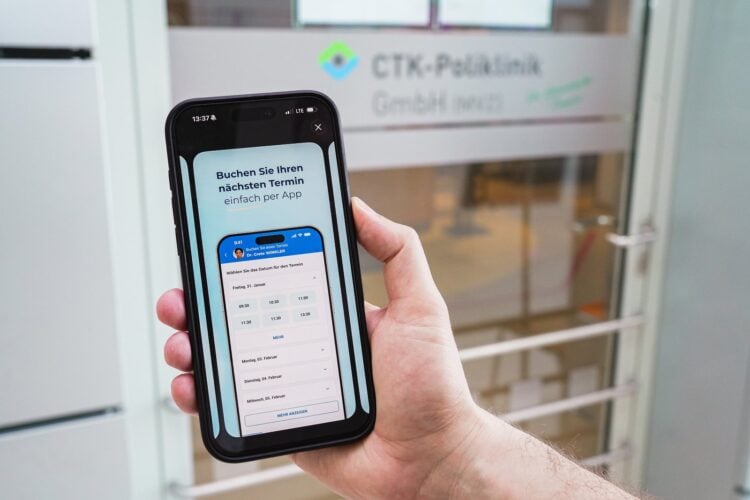 Patient bucht per Smartphone einen Termin in der CTK-Poliklinik in Cottbus